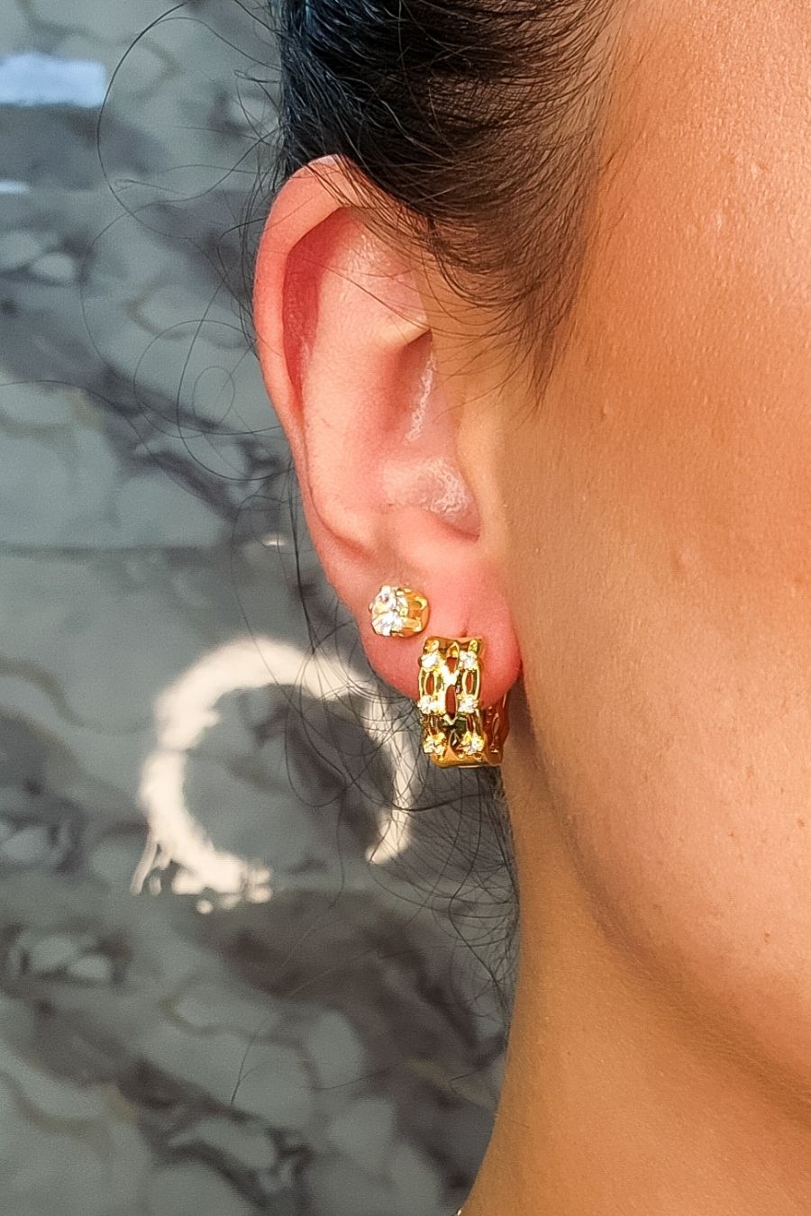 Brinco Argola Trabalhada Vazada com 4 Zircônias Banhado em Ouro 18k