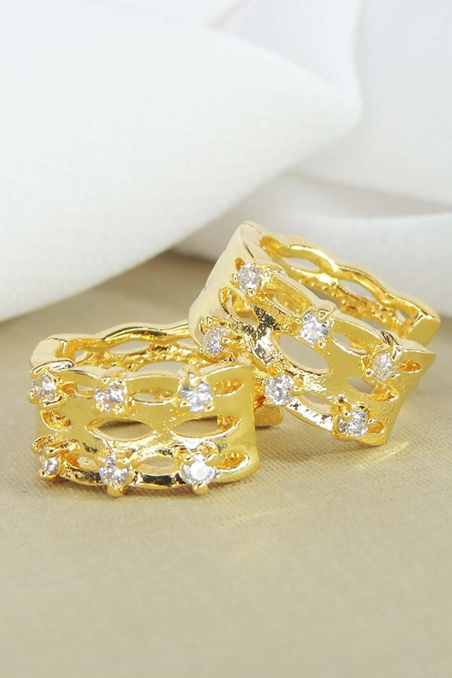 Brinco Argola Trabalhada Vazada com 4 Zircônias Banhado em Ouro 18k