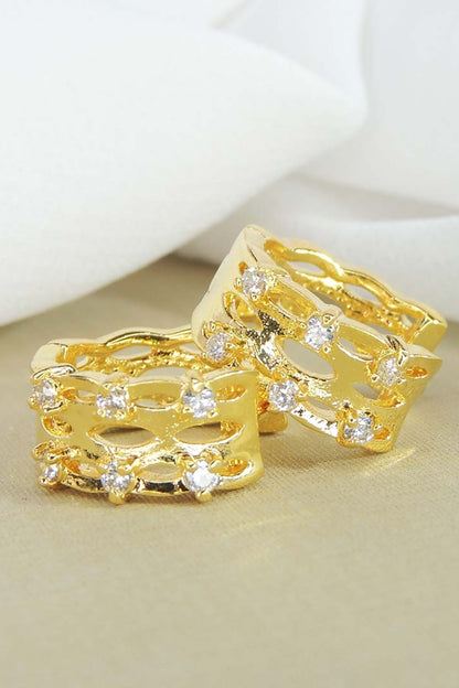 Brinco Argola Trabalhada Vazada com 4 Zircônias Banhado em Ouro 18k