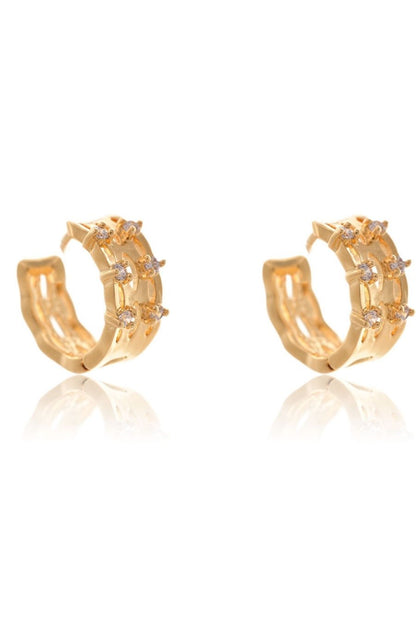 Brinco Argola Trabalhada Vazada com 4 Zircônias Banhado em Ouro 18k