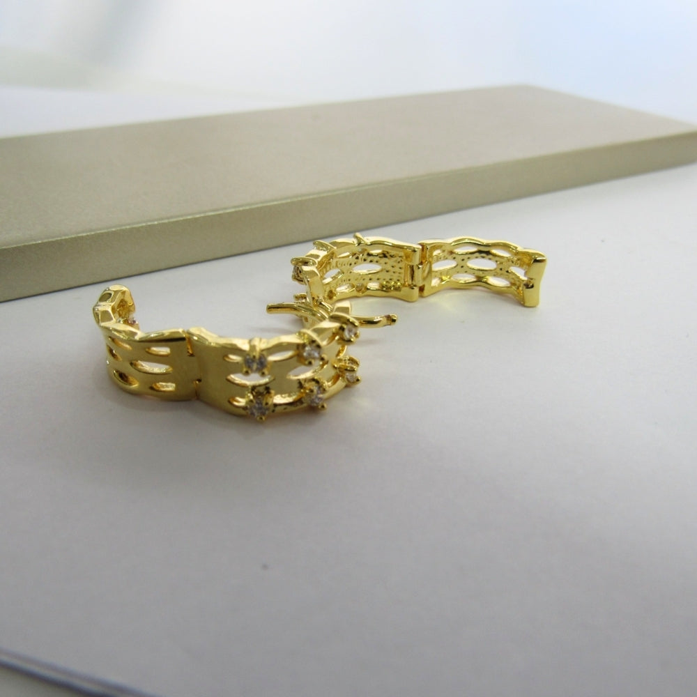 Brinco Argola Trabalhada Vazada com 4 Zircônias Banhado em Ouro 18k