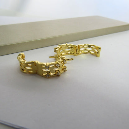 Brinco Argola Trabalhada Vazada com 4 Zircônias Banhado em Ouro 18k