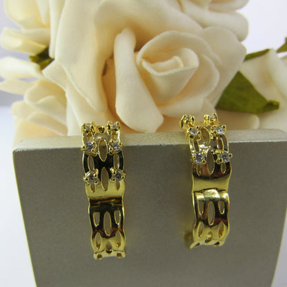 Brinco Argola Trabalhada Vazada com 4 Zircônias Banhado em Ouro 18k