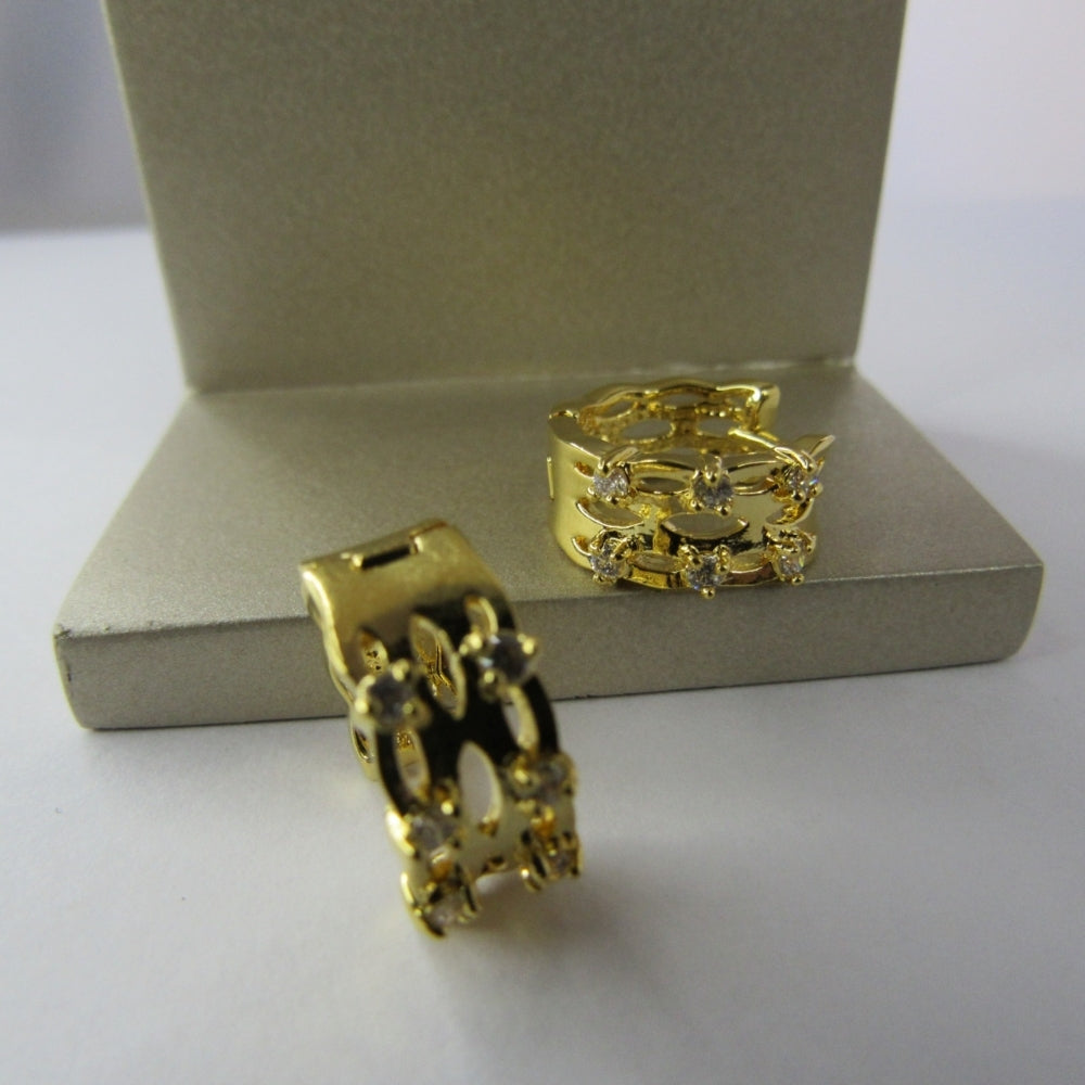 Brinco Argola Trabalhada Vazada com 4 Zircônias Banhado em Ouro 18k