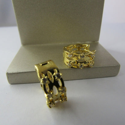 Brinco Argola Trabalhada Vazada com 4 Zircônias Banhado em Ouro 18k