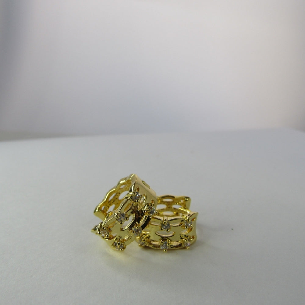 Brinco Argola Trabalhada Vazada com 4 Zircônias Banhado em Ouro 18k