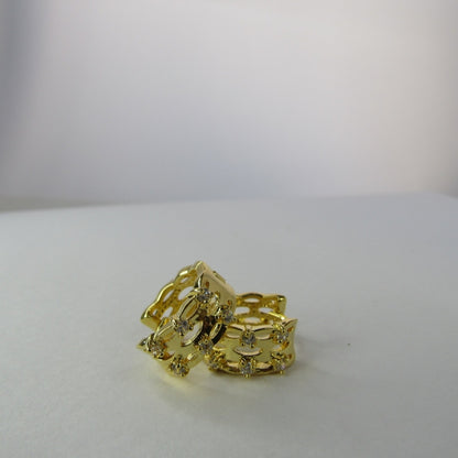 Brinco Argola Trabalhada Vazada com 4 Zircônias Banhado em Ouro 18k