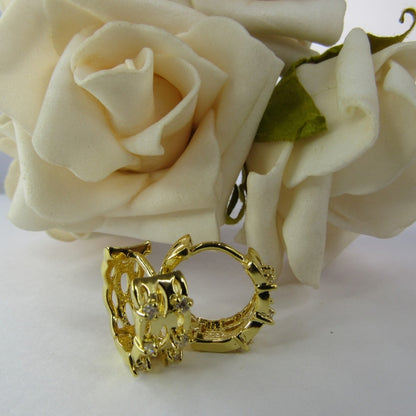 Brinco Argola Trabalhada Vazada com 4 Zircônias Banhado em Ouro 18k