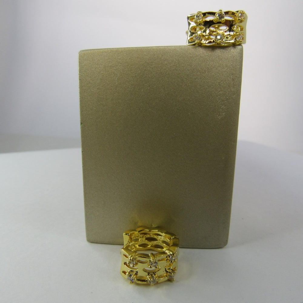 Brinco Argola Trabalhada Vazada com 4 Zircônias Banhado em Ouro 18k