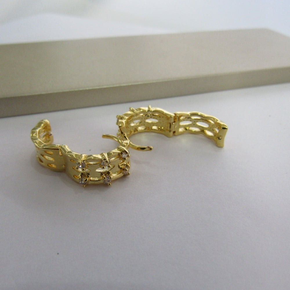 Brinco Argola Trabalhada Vazada com 4 Zircônias Banhado em Ouro 18k