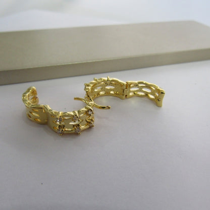 Brinco Argola Trabalhada Vazada com 4 Zircônias Banhado em Ouro 18k