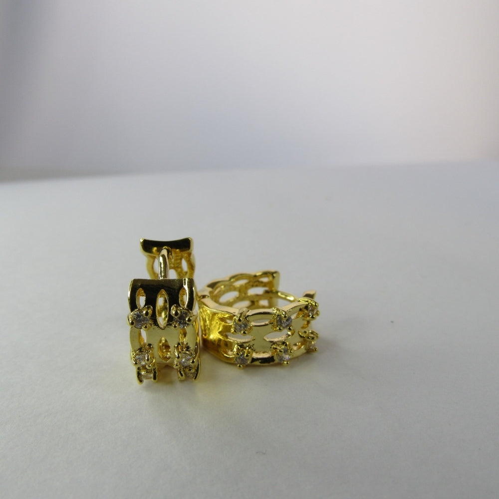 Brinco Argola Trabalhada Vazada com 4 Zircônias Banhado em Ouro 18k