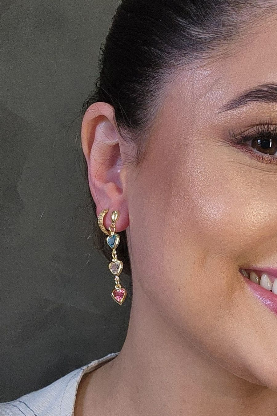 Brinco de Corações com Pedras Coloridas Banhado em Ouro 18k