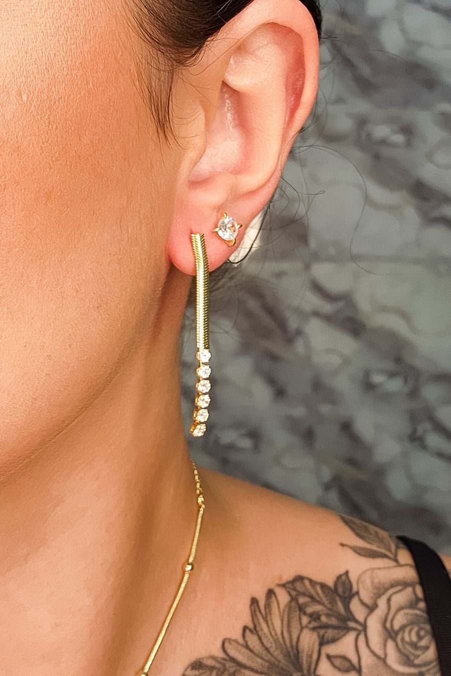 Brinco de Fita com Zircônias na Ponta Banhado em Ouro 18k