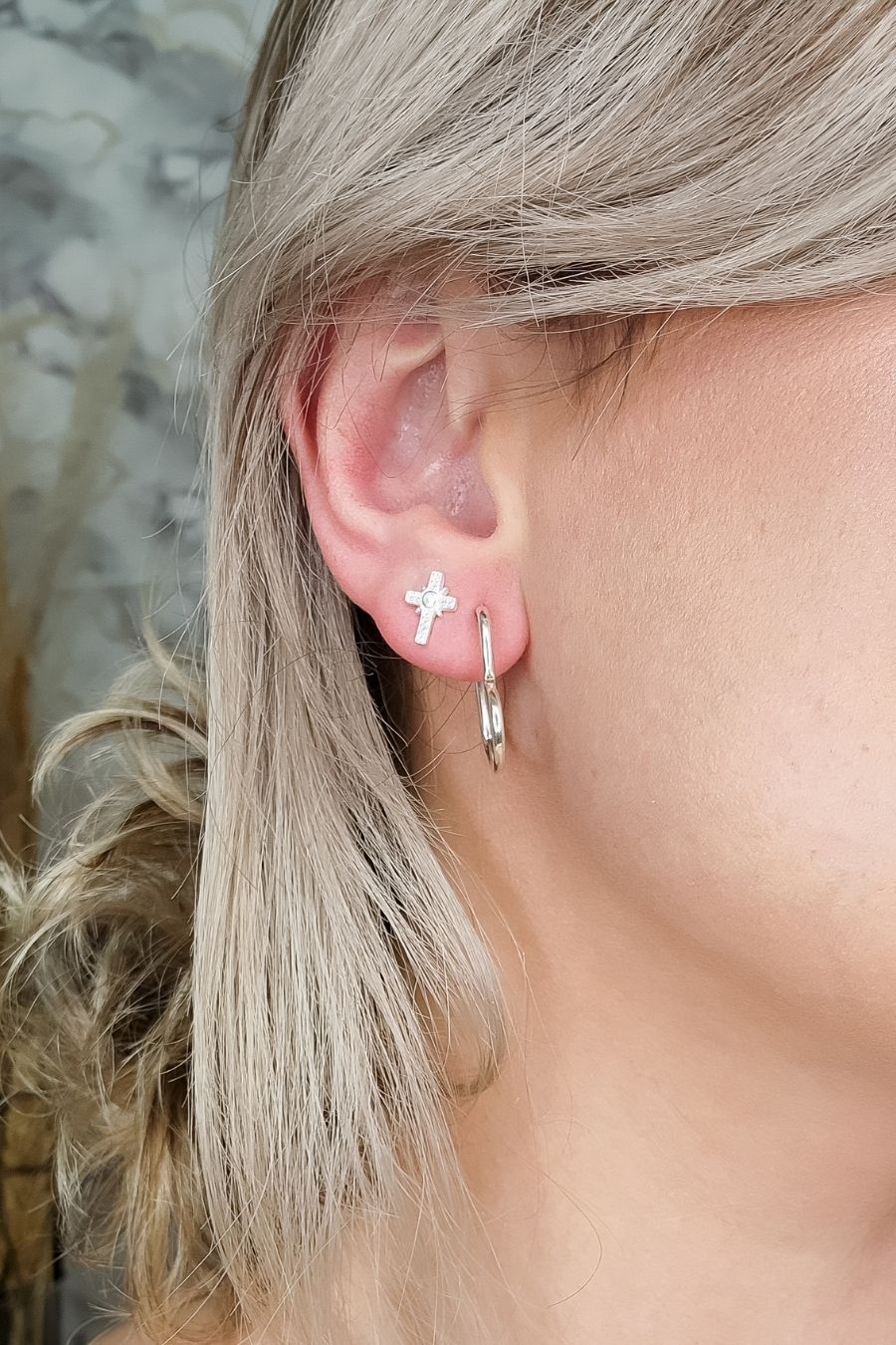 Brinco de Cruz com Zircônias Brancas em Prata 925