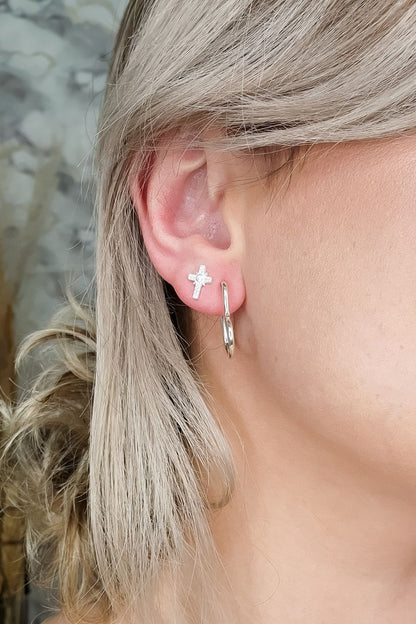 Brinco de Cruz com Zircônias Brancas em Prata 925