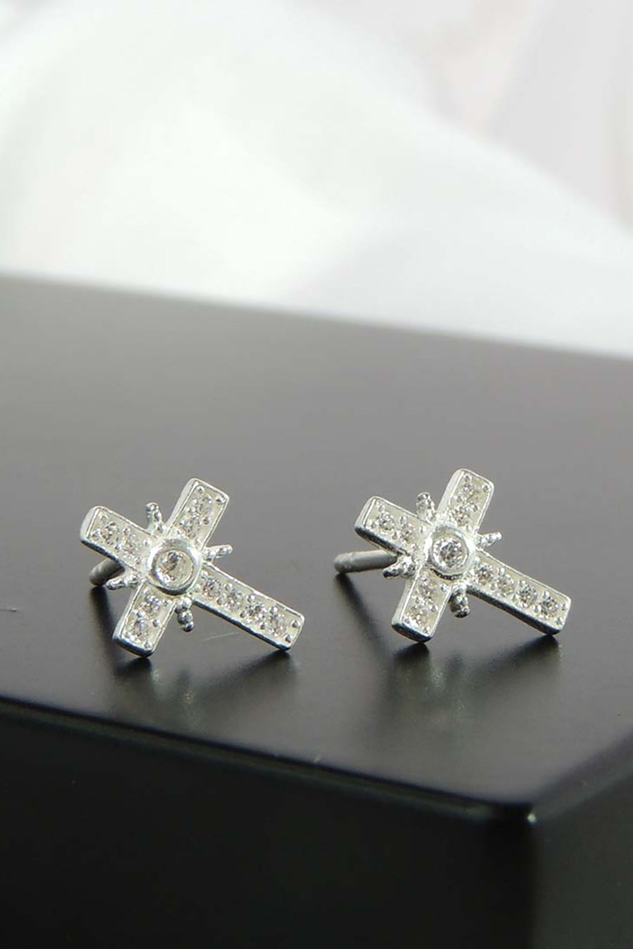 Brinco de Cruz com Zircônias Brancas em Prata 925